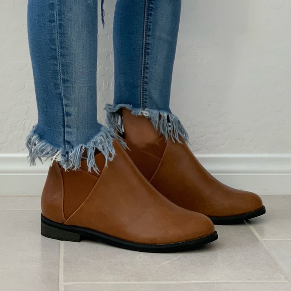 Boutique Shoes - NIB Tan Low Heel Chelsea Ankle Booties
